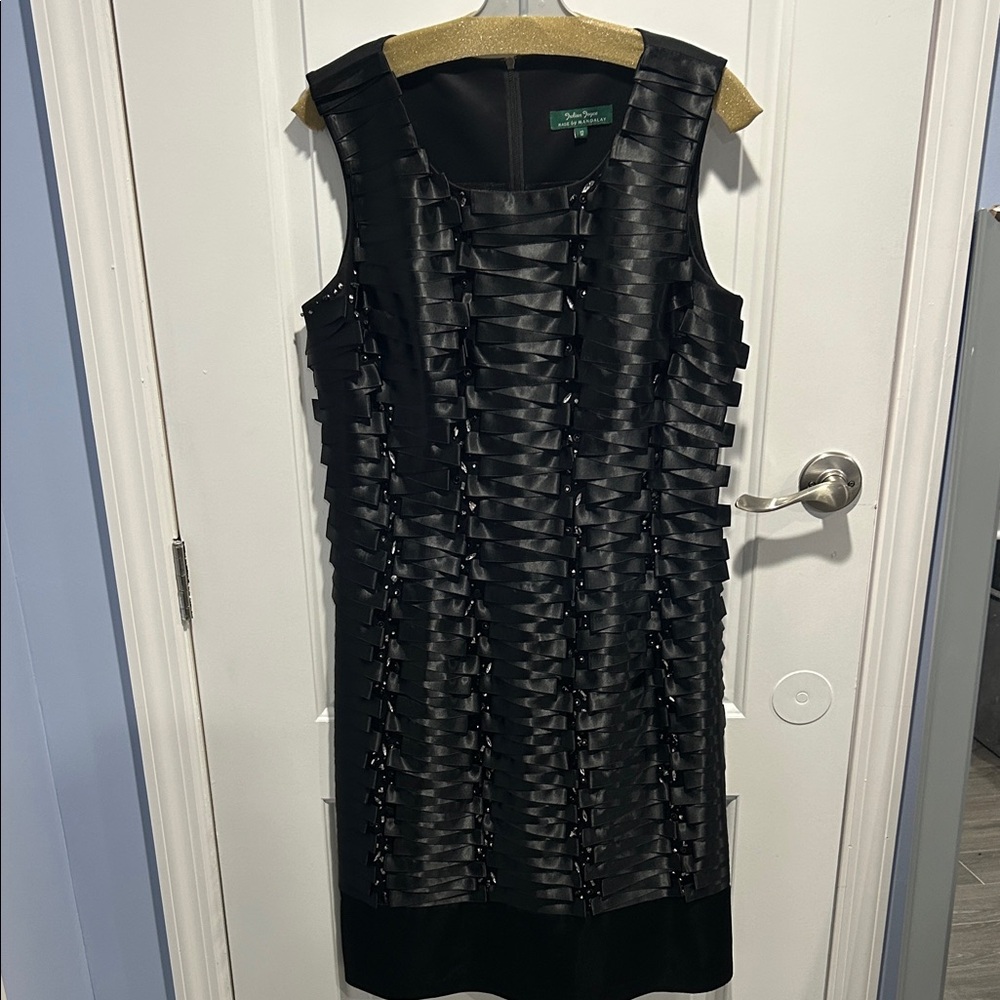 Julian Joyce Chic Black Sleeveless Dress